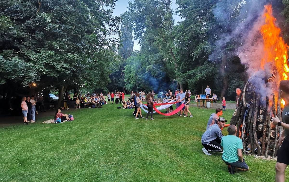 Základná organizácia Csemadoku Čebovce, Vox Iuventum, Obec Čebovce a ZŠ s MŠ Čebovce pozýva všetkých na podujatie Oheň spolupatričnosti a mieru, ktorá sa tento rok uskutoční už po šiestykrát, tradične na lúke Meggy-patak v sobotu 30. mája 2026 so začiatkom o 19.00 hod.  Bude aj príležitosť na opekanie (každý si zje to, čo si prinesie). Nápoje (v obmedzenom množstve) zabezpečia aj organizátori.  Počet miest na sedenie poskytnutý organizátormi je obmedzený. Prineste si so sebou napr. aj deku.  Vatra bude zapálená o 20.26 hod., počas ktorej si krátkym kultúrnym programom pripomenieme udalosti spred 106 rokov zo 4. júna.   Vystúpi skupina The Glory, žiaci základnej školy a nová formácia LABORPATKÁNY Prosím potvrdenie účasti