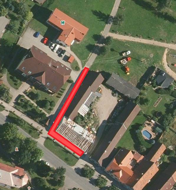v souvislosti s přeložkou plynovodu, která je součástí stavby nového obecního úřadu s občanskou vybaveností, dojde v následujících dnech k částečnému omezení průjezdu ke zdravotnímu středisku ve Štokách. Prosíme pacienty, kteří mohou dojít ke středisku pěšky, aby zaparkovali v prostoru parku nebo na zpevněné ploše u panelového domu vedle školy. Pomůžete tím udržet lepší průjezdnost pro osoby se sníženou pohyblivostí i pro nezbytnou obsluhu. Omlouváme se za dočasné komplikace a prosíme všechny o trpělivost a ohleduplnost po dobu provádění prací. Děkujeme za pochopení a spolupráci.