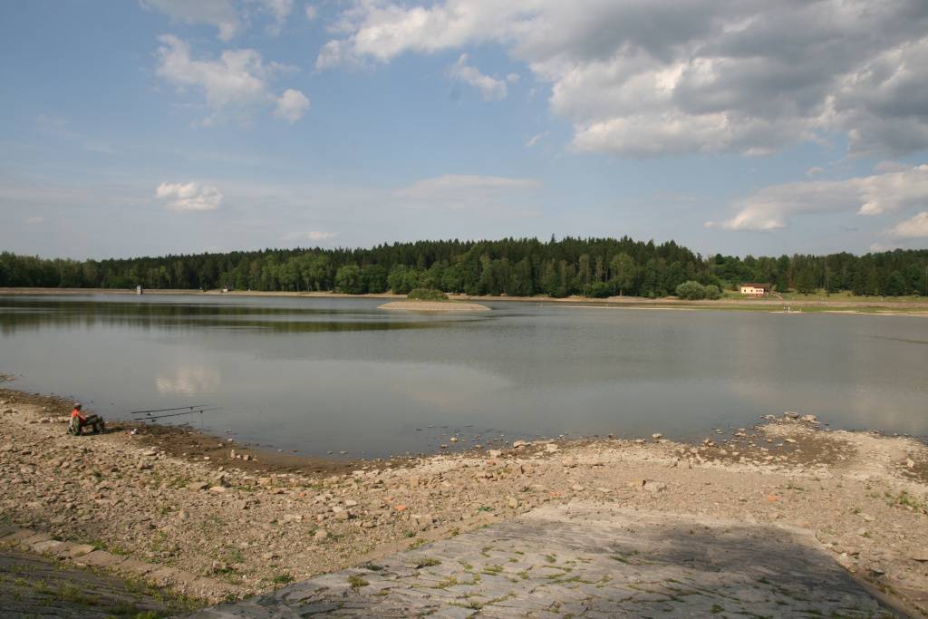 Rekonstrukce bezpečnostního přelivu vodního díla Baška na řece Baštici byla na konci roku 2025 úspěšně dokončena. Modernizace zajistila bezpečné a spolehlivé převedení extrémních povodní podle nových evropských standardů. Přesto však nádrž zatím není možné plně napustit. Důvodem je zvýšená hladina spodní vody, která se po několika letech vypuštěné nádrže dostala do vyšší úrovně, než bylo historicky běžné.