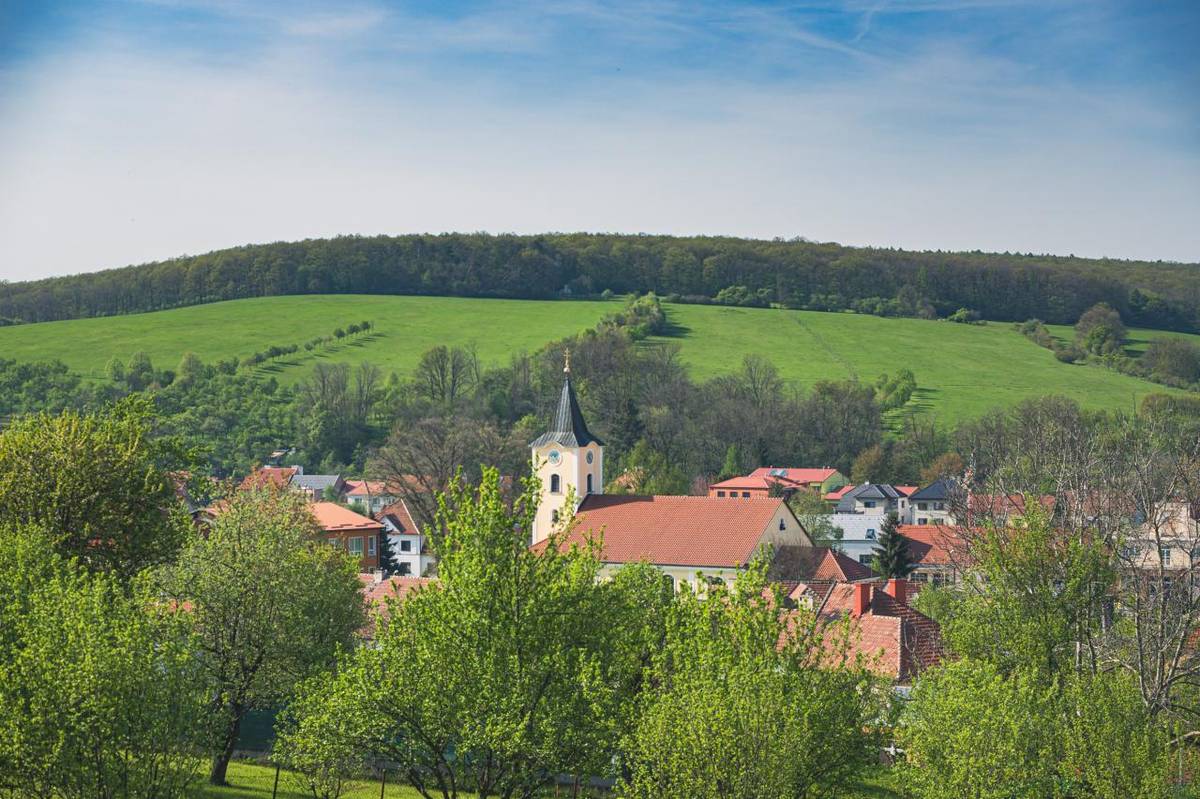 Farnost Šumice srdečně zve v pátek 29.05.2026 na celostátní akci Noc kostelů. Pro návštěvníky místního kostela je připravena přednáška o Pražském Jezulátku, úžasný Večer chval s PrAmenem z Luhačovic, prohlídka kostelní věže s nově zhotoveným ovládáním kostelních zvonů a ochutnávka mešních vín.