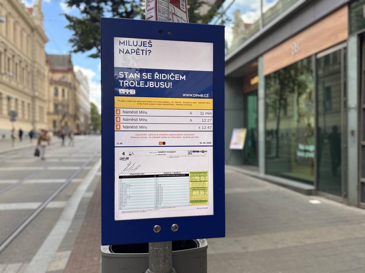 Dopravní podnik města Brna zahájil na zastávce Náměstí Svobody (směr Česká) pilotní provoz elektronické vývěsky. Moderní LCD panel nahrazuje statické papírové jízdní řády a cestujícím nabízí v reálném čase přehled odjezdů, informace o výlukách a okamžitá hlášení z dispečinku. „Nová vývěska propojuje jízdní řády s digitálními technologiemi. Díky přímému propojení s dispečinkem můžeme cestující informovat o mimořádnostech během několika sekund, což výrazně zvyšuje komfort a informovanost v MHD,“ uvedl generální ředitel DPMB Miloš Havránek. Zařízení je rozděleno do čtyř sekcí zahrnujících jízdní řády, online odjezdy, mimořádné zprávy a aktuality. Testování potrvá 12 měsíců. V budoucnu DPMB plánuje i nasazení panelů na bázi elektronického inkoustu (e-paper), které díky nízké spotřebě umožní instalaci i na zastávkách bez elektrické přípojky.
