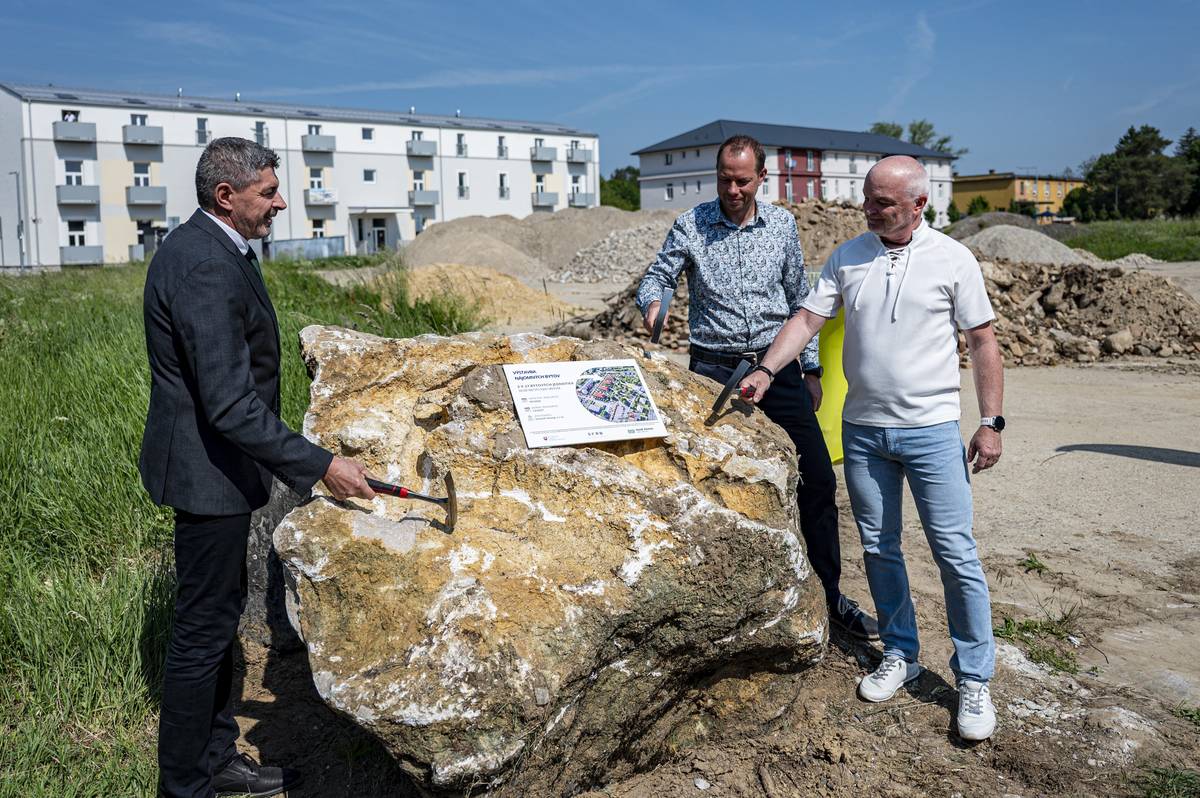 V pondelok 25.5.2026 slávnostným poklepaním základného kameňa mesto oficiálne odovzdalo stavbu do realizácie. Projekt v hodnote 4,27 milióna eur prinesie nové moderné bývanie pre 54 rodín a je zároveň prvým krokom rozsiahlej revitalizácie vnútrobloku.     Nové bytové domy ponúknu: 16 trojizbových bytov 18 dvojizbových bytov 20 jednoizbových bytov     Výstavbu realizuje spoločnosť IZOTECH Group s.r.o. a ukončenie projektu je plánované na december 2027.     Ďakujeme všetkým, ktorí sa podieľali na príprave projektu a veríme, že už pred Vianocami 2027 získa 54 rodín nový domov.     Viac v článku na webe mesta. Výstavba 54 mestských nájomných bytov v Novom Meste nad Váhom | www.nove-mesto.sk