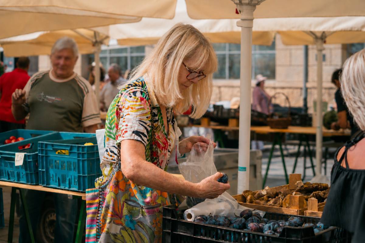 Mestský trh sa počas festivalu Trnavská brána presunie na Hlavnú ulicu.    V piatok 29. a v sobotu 30. mája 2026 budú predajné stoly umiestnené od radnice smerom k Námestiu SNP.     Príďte si nakúpiť ovocie, zeleninu a množstvo ďalších produktov od svojich obľúbených predajcov z Mestského trhu.