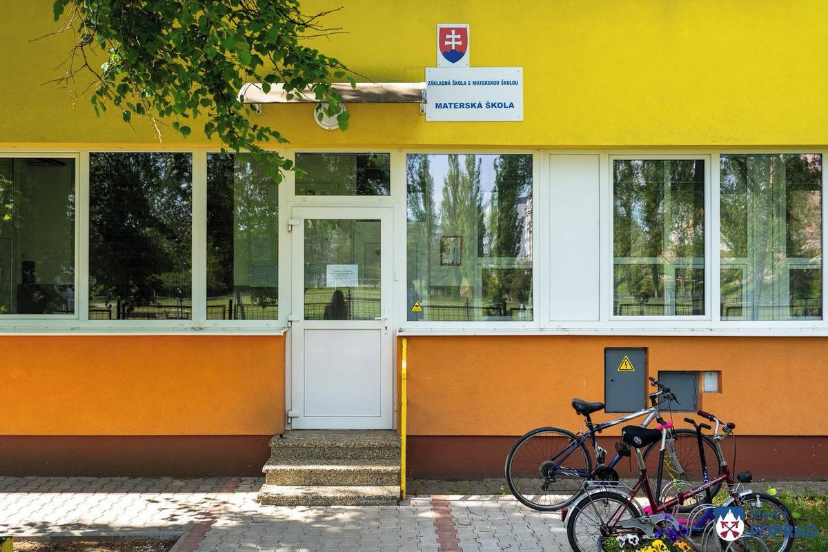 Od nového školského roka bude v Materskej škole Mládeže 5, ktorá patrí pod Základnú školu Tajovského, zriadená špeciálna trieda pre deti s PAS. Jej vznik je odpoveďou na rastúce potreby rodín, keďže počet detí s autizmom narastá a pre mnohé z nich už vzdelávanie v bežnej triede nepredstavuje vhodné podmienky.  „Veľké poďakovanie patrí mestu Poprad, osobitne pánovi primátorovi, ktorý túto problematiku od začiatku vnímal veľmi citlivo a s pochopením. Práve vďaka jeho záujmu, podpore a aktívnemu prístupu nezostalo iba pri slovách a od budúceho roka vznikne trieda, ktorá bude zodpovedať špecifickým potrebám detí s PAS. Pre našu materskú školu je to veľká výzva, no zároveň nadväzujeme na doterajšie skúsenosti, keďže už máme triedu pre deti s narušenou komunikačnou schopnosťou,“ povedala riaditeľka ZŠ s MŠ Tajovského Renáta Vlčková.  „Autistické deti potrebujú hlavne individuálny prístup, málo podnetné prostredie, menší počet detí v triede, relaxačný kútik a hlavne pani učiteľky, ktoré majú špeciálne pedagogické vzdelanie, aby sa im vedeli naplno venovať,“ uviedla Lucia Kepštová, školský špeciálny pedagóg.  Zápis do tejto špeciálnej triedy pre deti, ktoré do materskej školy nastupujú prvýkrát, je možný prostredníctvom elektronickej prihlášky na stránke ministerstva školstva. Deti, ktoré už nejakú škôlku navštevujú a chceli by prestúpiť,  treba ich prihlásiť na Elektronická prihláška | Základná škola s materskou školou, Tajovského ulica 2764/17, 05801 Poprad, elokované pracovisko Materská škola Ulica mládeže 2349/5,058 01 Poprad na webovej stránke Materskej školy Mládeže 5 (msmladezepp.edupage.org).