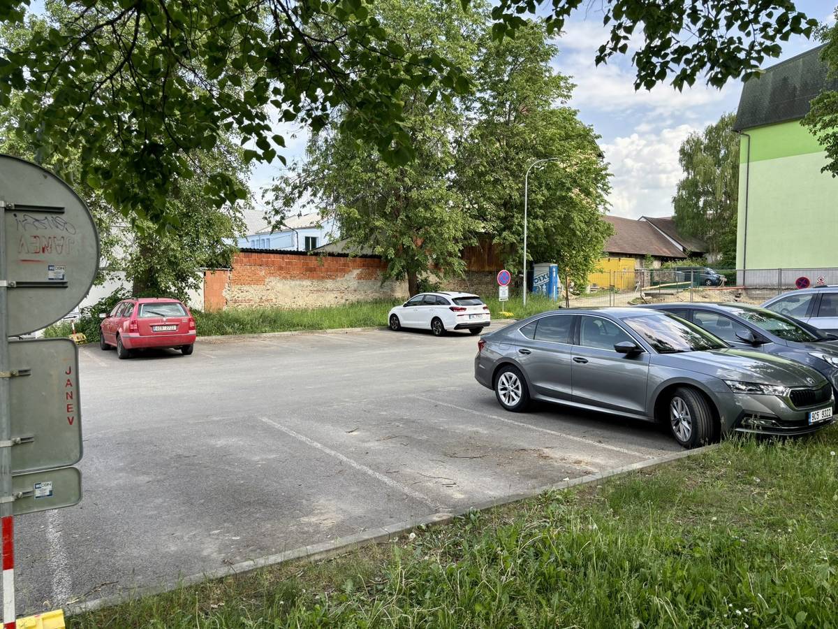 ADMINISTRATIVA ℹ️ v pondělí stavitel internátu SOŠEP požádal o zábor 13 parkovacích míst pro jeřáb, který bude stavět skelet budovy  ℹ️ ve středu vedení města zahájilo diskuzi ke změně parkovacího režimu na přestupním terminálu ℹ️ v pátek proběhly osobní pohovory se zájemci o pozici ředitele základní školy na Blatském sídlišti STAVEBNÍ PRÁCE A ÚDRŽBA ℹ️ od pondělí je uzavřen vjezd na Malé náměstí od prodejny Kukačka, z důvodu budování sítí a povrchů ℹ️ v pondělí byl zahájen provoz karavanového kempu na Ostrově  ℹ️ od pátku se stala ulice V. Filípka jednosměrkou ZAJÍMAVOSTI ℹ️ v pondělí byla otevřena poslední část obchodního centra Kaufland, obchody Teta, Sinsay a Don Paelo ℹ️ ve středu byla u kaple sv. Marka vysazena lípa a zahájena kulturní sezóna ℹ️ v pátek byl po modernizaci znovu otevřen tréninkový prostor Gladiators gym Veselí nad Lužnicí ℹ️ v sobotu proběhly oslavy 95. výročí VI. župy Baráčníků, do které patří také naše město