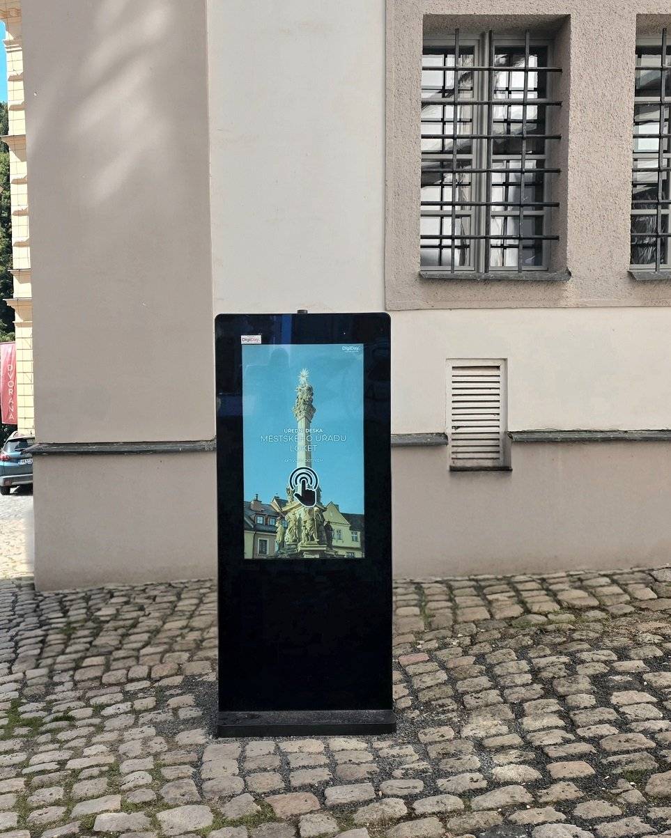U budovy městského úřadu byla nově instalována elektronická úřední deska, která přinese rychlejší a pohodlnější přístup k důležitým informacím. Primárně bude sloužit jako moderní elektronická úřední deska pro zveřejňování úředních dokumentů a oznámení. Kromě toho zde občané i turisté najdou také aktuální informace o kulturních akcích, dění ve městě, zajímavostech nebo například jízdní řády. Věříme, že nová elektronická deska přispěje k lepší informovanosti a většímu komfortu pro všechny, kteří naše město navštěvují nebo v něm žijí.
