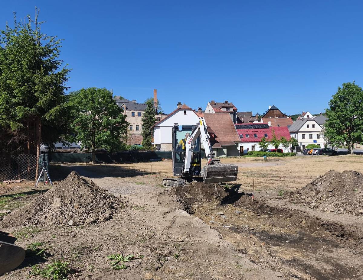 Prostor vpravo od chodníku (při pohledu od cukrárny) v parku u pošty byl předán dodavatelům a započaly stavební práce. Důrazně žádáme občany, aby respektovali omezení v místě stavby a nevstupovali za bezpečnostní pásky a ploty. Děkujeme za pochopení.