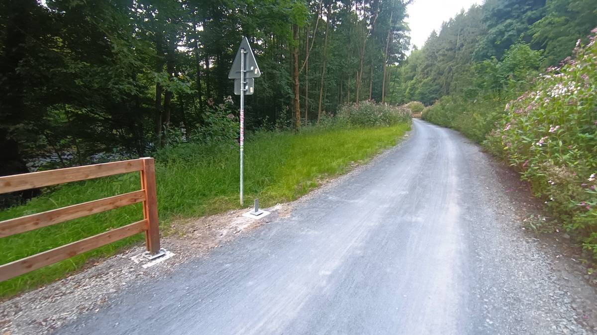 Od poloviny tohoto týdne bude zahájena instalace mobiliáře na cyklostezku mezi Železným Brodem a Líšným. Mobiliář bude osazován pomocí nákladního vozidla, dbejte tedy při pohybu po cyklostezce zvýšené opatrnosti. Mobiliář bude postupně osazován na 7 místech. Na některých odpočinkových místech bude pouze lavička, některá budou vybavena lavičkou, stolem a stojanem na kola. Věříme, že nový mobiliář dlouho vydrží a bude sloužit turistům k účelům, ke kterým byl pořízen. Vybavení cyklostezky mobiliářem je součástí projektu "Vybavení nového úseku Greenway Jizera mobiliářem", který dotací podporuje Liberecký kraj.   Mgr. Martin Řehák, odbor územního plánování a regionálního rozvoje