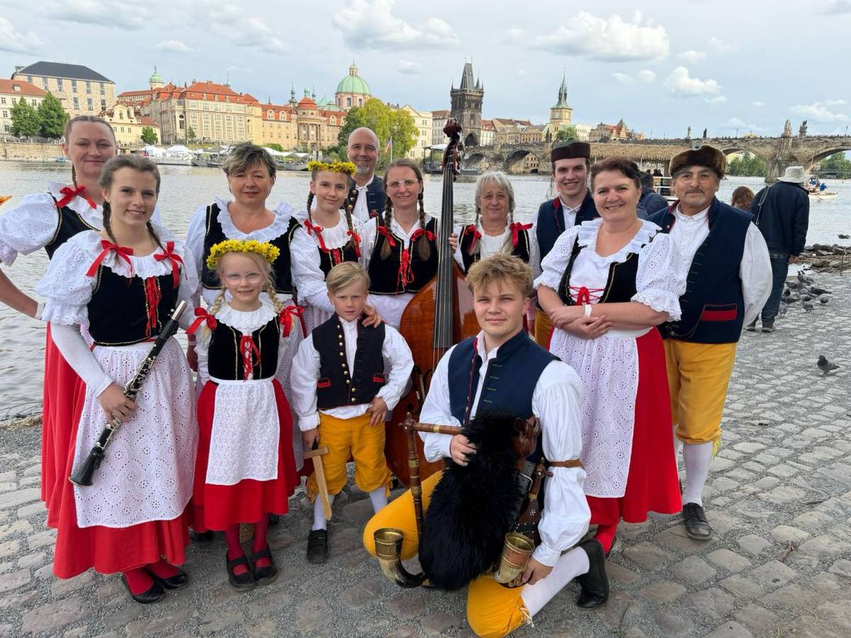 Pražská náplavka u Hergetovy cihelny se dne 14. května 2026 proměnila v místo plné historie, hudby, lidových tradic a slavnostní atmosféry.