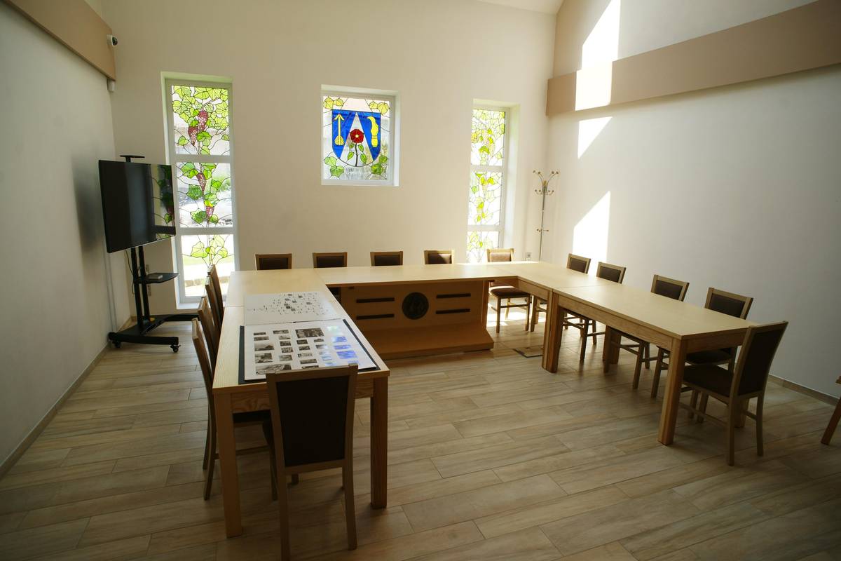 Přesně dnes je to 10 let, co se otevřel nový obecní úřad. 🏛️ Za tu dobu se stal centrem každodenního úřadování, vydávání důležitých rozhodnutí i vyřizování nejrůznějších záležitostí, ale také prostorem pro společné události a setkávání. Děkujeme všem, kteří byli a jsou součástí života naší obce. ❤️