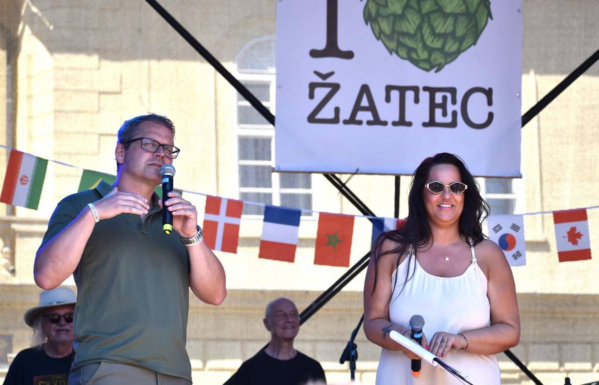 Různé zahraniční kulinářské speciality, kulturní vystoupení řady národností, mnoho tance, hudby a barev. Takový byl čtvrtý ročník Barevného Žatce, stále oblíbenější městské slavnosti, při které se prezentovaly různé národnostní menšiny, jež trvale žijí ve městě.