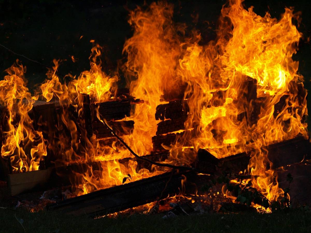 ⚠️🔥 Upozorňujeme, že od neděle 24. května byl v Praze vyhlášen zákaz rozdělávání ohňů na místech zvýšeného nebezpečí vzniku požáru. Zákaz se vztahuje zejména na lesní porosty, jejich okolí do 50 metrů, parky a další plochy zeleně. V těchto lokalitách není povoleno nejen rozdělávání ohňů, ale ani používání pyrotechniky, grilování či kouření. Zákaz platí do odvolání. Více informací a případné aktualizace výstrahy najdete zde.