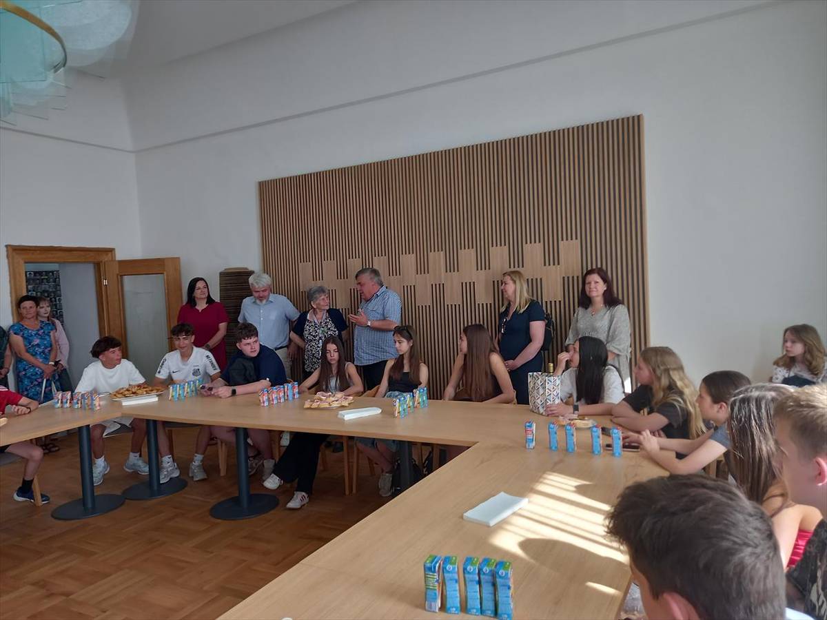 Poslední květnový týden probíhá v Poličce tradiční výměna žáků škol z partnerské obce Ebes a naší ZŠ Na Lukách. Děti z Ebese přijely v pondělí 25. května. Veškeré zázemí včetně ubytování poskytuje návštěvě v počtu 40 dětí a jejich doprovodu partnerská ZŠ Na Lukách.    Žáky i jejich učitele přivítal v úterý ...