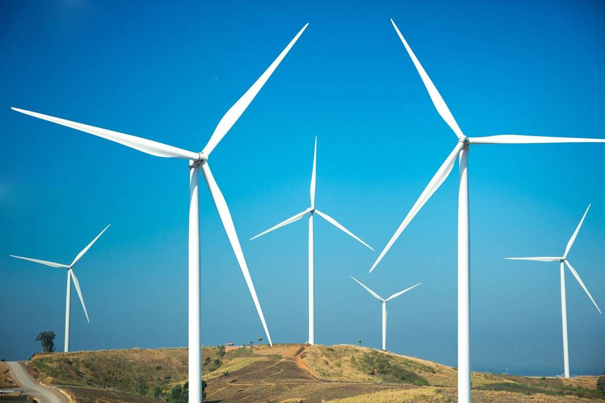 Na stránkách obce www.komarovice.cz v aktualitách uvádíme informace o tzv. akceleračních zónách a výstavbě větrných elektráren ve zrychleném a zjednodušeném režimu povolování staveb. Pokud by občané chtěli projevit nesouhlas s těmito zónami je na stránkách připravený nesouhlasný dokument, který mohou občané odeslat na Ministerstvo pro místní rozvoj.