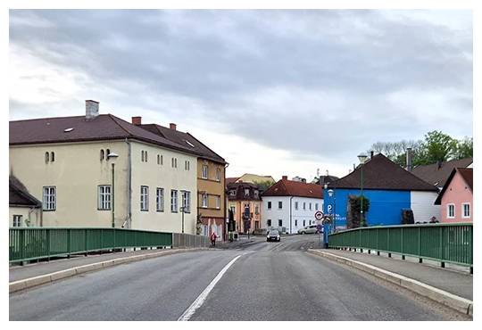 Od 26. 5. 2026 začínají stavební práce na opravě mostu na silnici L62 přes řeku Lužnici v Gmündu. Během této doby bude nutná úplná uzavírka a doprava bude odkloněna objížďkou. Pro pěší lze využít stávající lávku mezi ulicemi Mühlgasse a Unterer Böhmzeile nebo pěší přechod. Předpokládaný termín dokončení stavby je 21. 9. 2026.