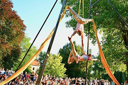 Ve dnech 24.–26. června 2026 se do Českého Krumlova vrátí festival Cirkusové meandry. Druhý ročník nabídne tři dny nového cirkusu, akrobacie, pohybového divadla a open-air představení zasazených do jedinečných prostor historického města. Festival letos rozšíří své působiště nejen do Městského parku, ale také do samotného centra Krumlova, jeho ulic, mostů i prostoru kolem řeky Vltavy. Většina programu je přístupná zdarma.