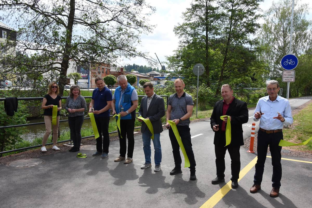 🚴♂️ OFICIÁLNÍ OTEVŘENÍ CYKLOSTEZKY – II. ETAPA 🚴♀️ V pátek 22. 5. 2026 proběhlo oficiální otevření II. etapy cyklostezky za účasti významných hostů a všech, kteří se podíleli na její přípravě a realizaci. Pan starosta Petr Hron osobně poděkoval všem partnerům, zejména společnosti MEKR´S a JUTA a.s., dále projektantům, statikovi a stavební firmě Strabag i dalším spolupracovníkům za jejich práci a podporu při vzniku této důležité stavby. Součástí programu bylo symbolické přestřižení pásky, prezentace fotografií z průběhu výstavby i příjemné pohoštění pro hosty. Děkujeme všem, kteří se na projektu podíleli, a věříme, že nová cyklostezka bude dlouhá léta sloužit obyvatelům i návštěvníkům našeho města. 🚲