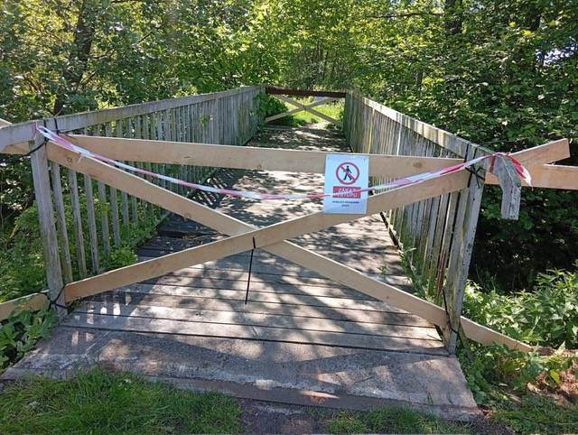 Správa majetku města informuje veřejnost, že po lávce spojující ulici Lidickou a Slezskou je uzavřená i lávka na ulici Potoční. Při pravidelné technické prohlídce bylo zjištěno, že dřevěná mostovka je napadena hnilobou a dřevokaznými houbami. Ačkoli pochozí plocha z vnější strany nevykazovala výrazné známky poškození, napadené ...