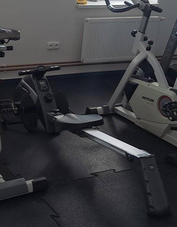 Z důvodu obnovy posilovacích strojů v obecní posilovně, nabízíme k prodeji posilovací lavici a veslovací stroj. Posilovací lavice - nový potah, včetně nádstavců, bez posilovací tyče. Veslovací stroj - nefukční displej a je třeba vyměnit ložiško v sedátku. Cena: 500 Kč/kus. Zájemci se můžou hlásit na tel. čísle: 724 229 568 nebo na obecním úřadě u pí Vlaszaté. Možnost prohlídky.
