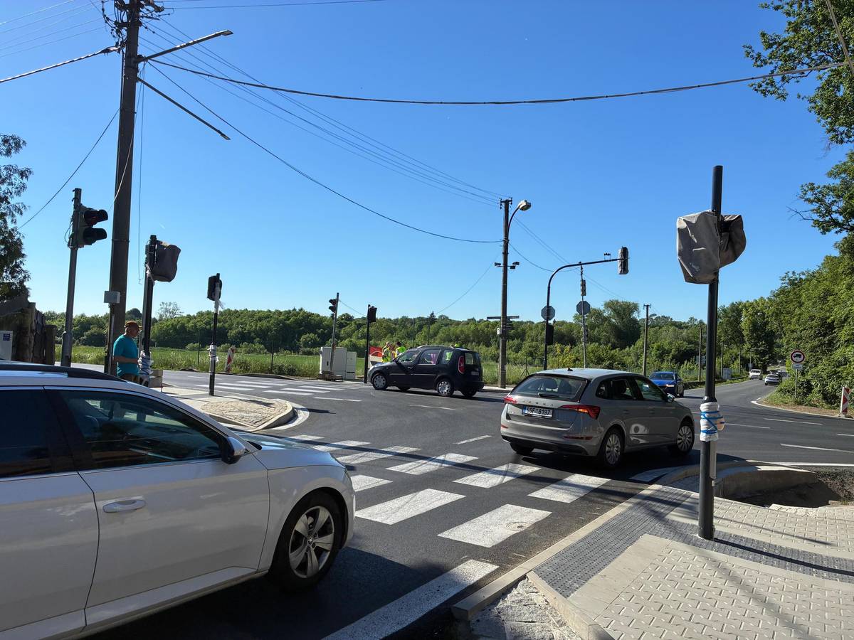 Dnes, 26. 5. 2026, byla oficiálně dokončena stavební část světelné signalizace na křižovatce ulic Hlavní a 5. května. V současné době probíhá kolaudační řízení a správní řízení na tzv. stanovení místní úpravy provozu. Tento proces obvykle trvá 2–3 měsíce. Žádost byla investorem podána před cca třemi týdny, a tak odhadovaný termín zprovoznění stálé světelné signalizace je přelom června a července. Do té doby budou provoz na křižovatce řídit dočasné semafory. Křižovatka je od minulého týdne plně průjezdná a schůdná.