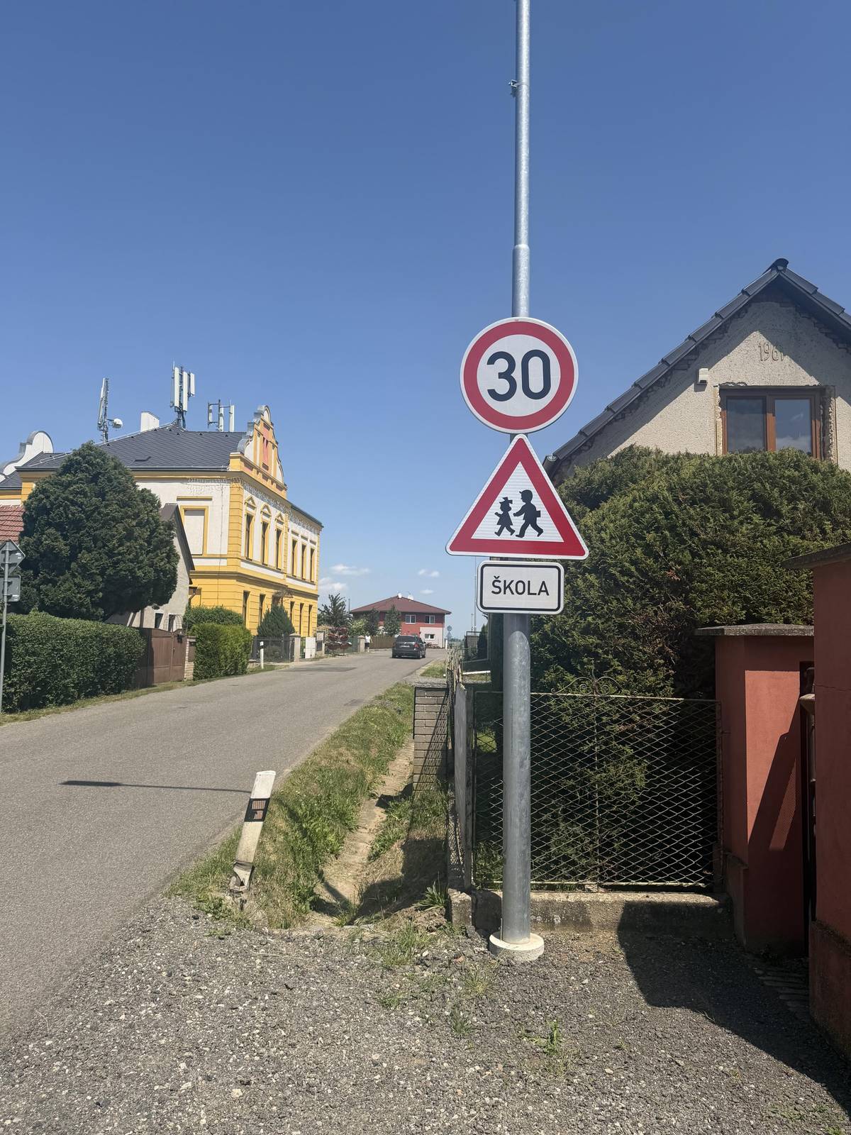 🚸 Dnes jsme nainstalovali první etapu silničních bezpečnostních prvků ve Hřivně  🤩.