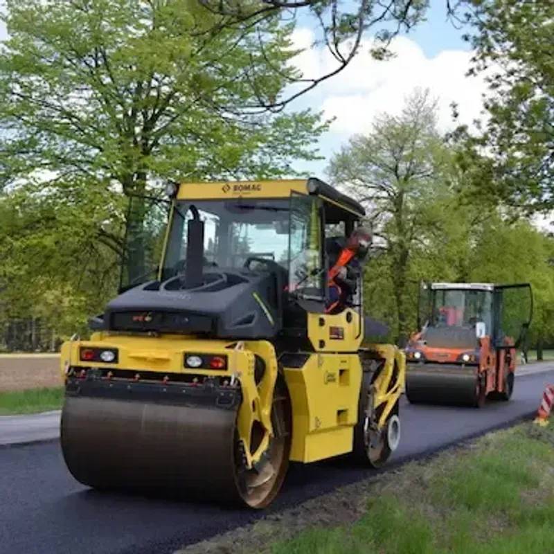 Ve čtvrtek 28. 5. proběhne pokládka asfaltového povrchu na komunikaci od smuteční síně k Nádborové. Silnice bude uzavřena od 7:00 asi do 18.00 hodin. Děkujeme za pochopení.