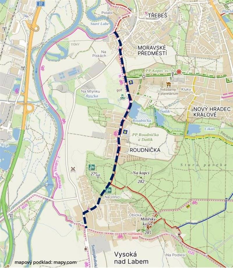 Dlouho očekávaná oprava cyklostezky v úseku Vysoká nad Labem - Hradec Králové proběhne od 8. do 12. června 2026. Jako alternativní trasu lze využít trasu lesem přes Roudničku, případně za zvýšené pozornosti po silnici III/29810. Po dobu prací bude cyklostezka zcela uzavřena!  Ze strany od Vysoké nad Labem bude průjezdný pouze úsek od sportovního areálu k občerstvení u jezu.
