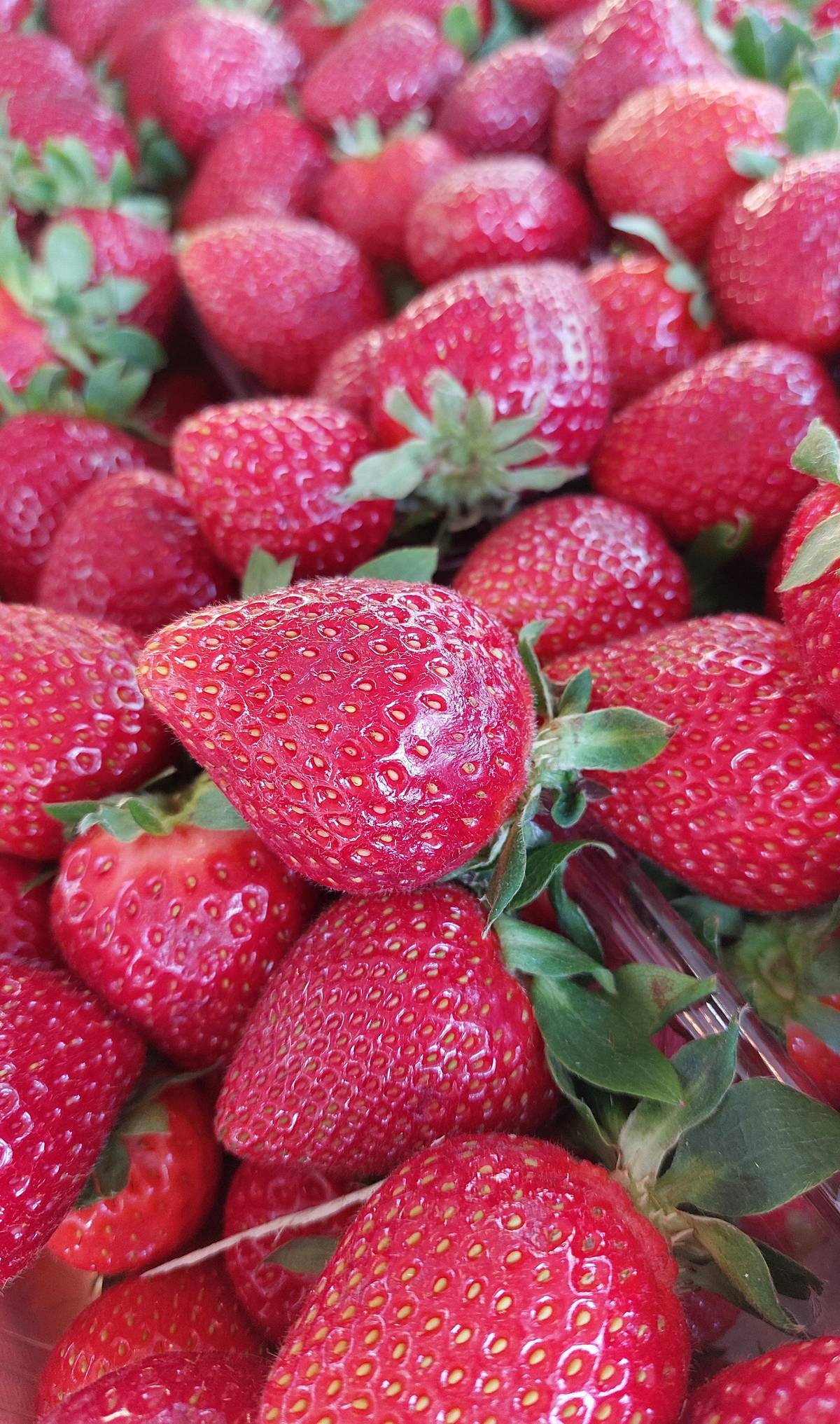 🍓 Informujeme občany, že na Masarykově náměstí v Lánech právě probíhá prodej čerstvých jahod a meruněk. Prodejní stánek je k dispozici po dobu dnešního dne do vyprodání zásob.