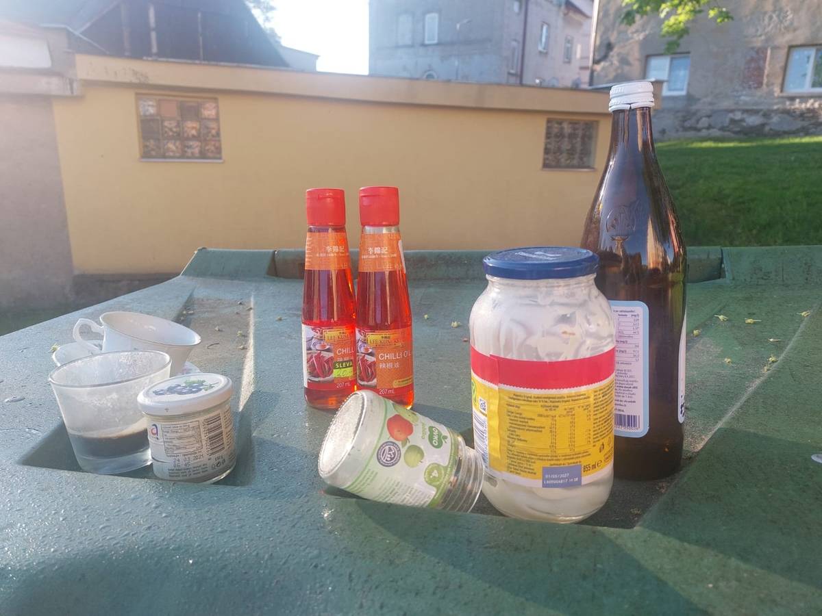 Když už dojít ke kontejneru, tak až do konce🚮 Třídění odpadu není složitá disciplína. Barevné kontejnery máme, otvory fungují a fyzikální zákony stále potvrzují, že předmět vhozený dovnitř opravdu zůstane uvnitř. Přesto se občas objeví odvážlivci, kteří svůj odpad „symbolicky vystaví“ na víku kontejneru – jako kdyby šlo o moderní umění nebo venkovní bufet pro kolemjdoucí. Prázdné lahve, kelímky, sklenice či obaly opravdu nepatří na víko ani vedle nádoby. Patří dovnitř. Připomínáme základní pravidla třídění: • sklo do zeleného kontejneru, ideálně bez kovového víčka, • plast do žlutého kontejneru, kam můžete vhazovat i drobný kovový odpad (víčka) a nápojový karton, jde o tzv. multikomoditní sběr, který ve Vejprtech praktikujeme, • papír do modrého, • a směsný odpad do černé, kam patří i keramika a porcelán. Udržujme společně okolí kontejnerů čisté. Nejen kvůli pořádku, ale i kvůli sousedům, pracovníkům svozu a vlastnímu prostředí. Odpad opravdu není domácí mazlíček, který potřebuje výhled a čerstvý vzduch na víku kontejneru.
