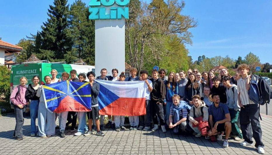 Zlín – Tropický ostrov Réunion, obklopený Indickým oceánem a sopkami, a Zlín, ležící v srdci střední Evropy. Ačkoliv se jedná o geograficky, kulturně i jazykově zcela odlišná místa, už více než patnáct let je spojuje výjimečná mezinárodní spolupráce škol – konkrétně Gymnázia Zlín – Lesní čtvrť a francouzské školy Collège Emilien Adam de Villiers ze Saint-Pierre z Réunionu.
