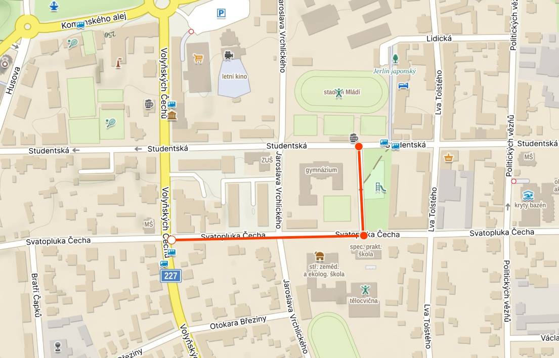Rekonstrukce povrchů v části ulice Svatopluka Čecha si vyžádá úplnou uzavírku dopravy, která je naplánovaná v termínu od 1. června do 15. září 2026. Práce budou probíhat od křižovatky s ulicí Volyňských Čechů po propojku u gymnázia.