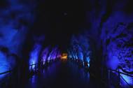 Pohled do tunelu při vstupu do Santa Parku poblíž finského Rovaniemi