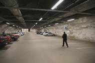 Tomi Rask, důstojník pro plánování nouzových situací helsinského záchranného sboru uvnitř podzemního krytu civilní obrany využívaného i jako parkoviště a sportovní hala