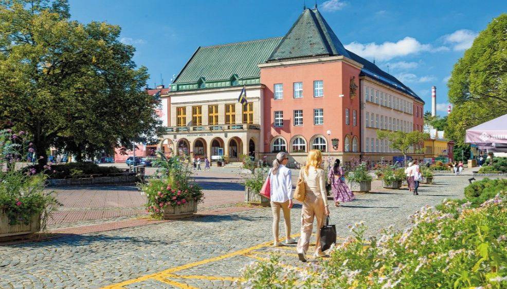 Zlín - Hospodaření statutárního města Zlína za rok 2025 skončilo schodkem ve výši 105,4 milionu korun. Výsledek ovlivnilo především zapojení finančních rezerv z minulých let na financování investičních akcí města. Nezávislý audit zároveň potvrdil, že město hospodařilo v souladu s platnou legislativou a při kontrole nebyly zjištěny žádné nedostatky ani pochybení.