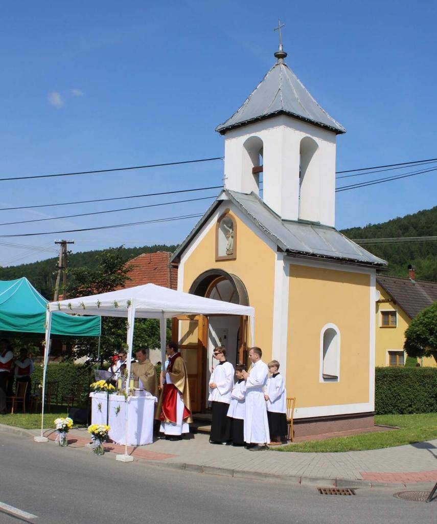 V neděli 31.5. na Slavnost Nejsvětější Trojice bude v 10:00 hod. sloužena Poutní mše svatá u kapličky v Návojné. Všichni jste srdečně zváni. Zároveň žádáme občany, aby v průběhu nedělní mše svaté neparkovali svá motorová vozidla v místní části Malá strana (za kapličkou) a před HZ z důvodu objížďky.