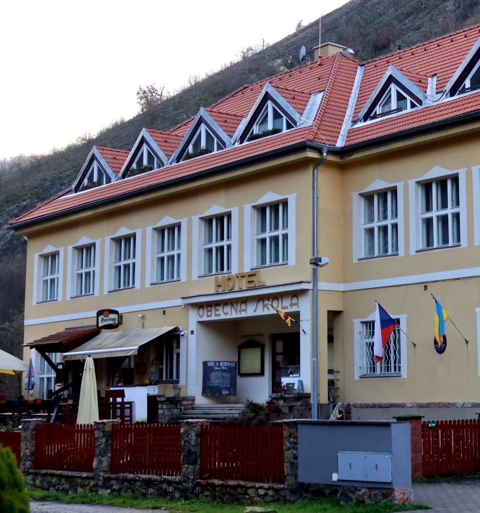 Současný nájemce restaurace Obecná škola končí v září. Prostory budou od 5.10.2026 volné pro nového provozovatele, který přesvědčí zastupitelstvo, že je tím pravým, který do obce přinese nové podněty a prosperitu.   Podrobnosti najdete na naší úřední desce.
