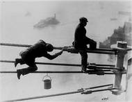 Na fotografii jsou k vidění natěrači při práci, snímek byl pořízen na sklonku roku 1915.