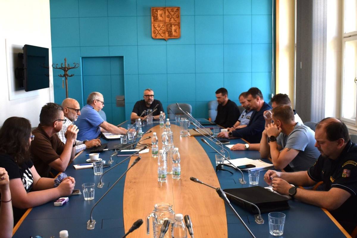 Další koordinační schůzka, na které město řešilo bezpečnost a dopravu v souvislosti s blížící se největší hudební událostí roku ve Frýdku-Místku se uskutečnila v budově magistrátu. BEZPEČNOST, DOPRAVA, PARKOVÁNÍ. PŘÍPRAVY NA FM CITY FEST JSOU V PLNÉM PROUDU | Frýdek-Místek