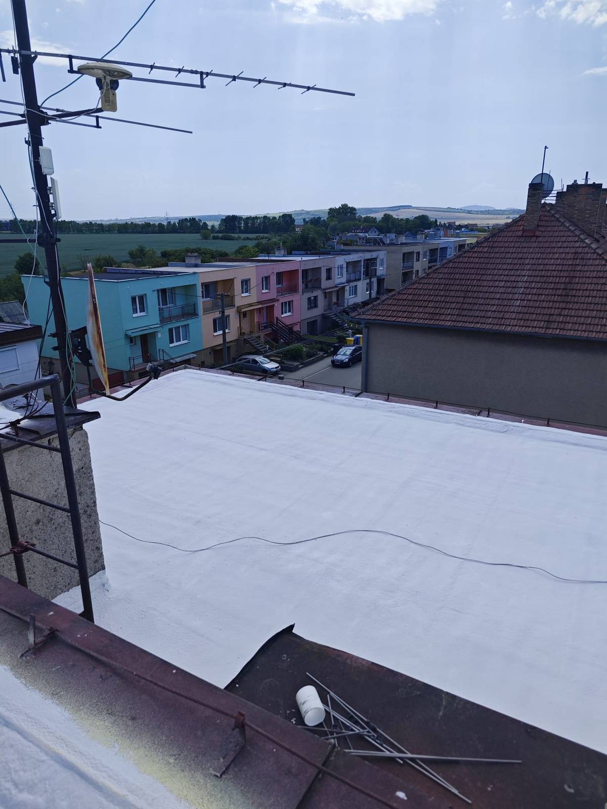 Dne 27.5.2026 proběhla plánovaná oprava PUR izolace a vrchního ochranného nátěru v plném rozsahu 155 m2 na obecní bytovce Zádvorník 460. Oprava střešní izolace byla provedena v zaruční době. Děkujeme za vzornou spolupráci firmě D.B.M. Izolace s.r.o.