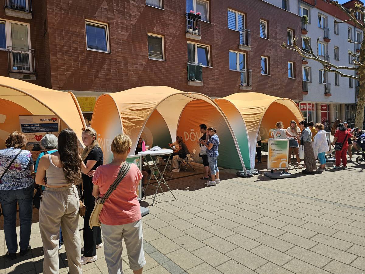 Festival zdravia, ktorý organizuje Dôvera zdravotná poisťovňa, aktuálne prebieha na pešej zóne do 18:00 hod. Čakajú na vás rôzne stánky, v ktorých sú prichystané rôzne merania a iné aktivity.