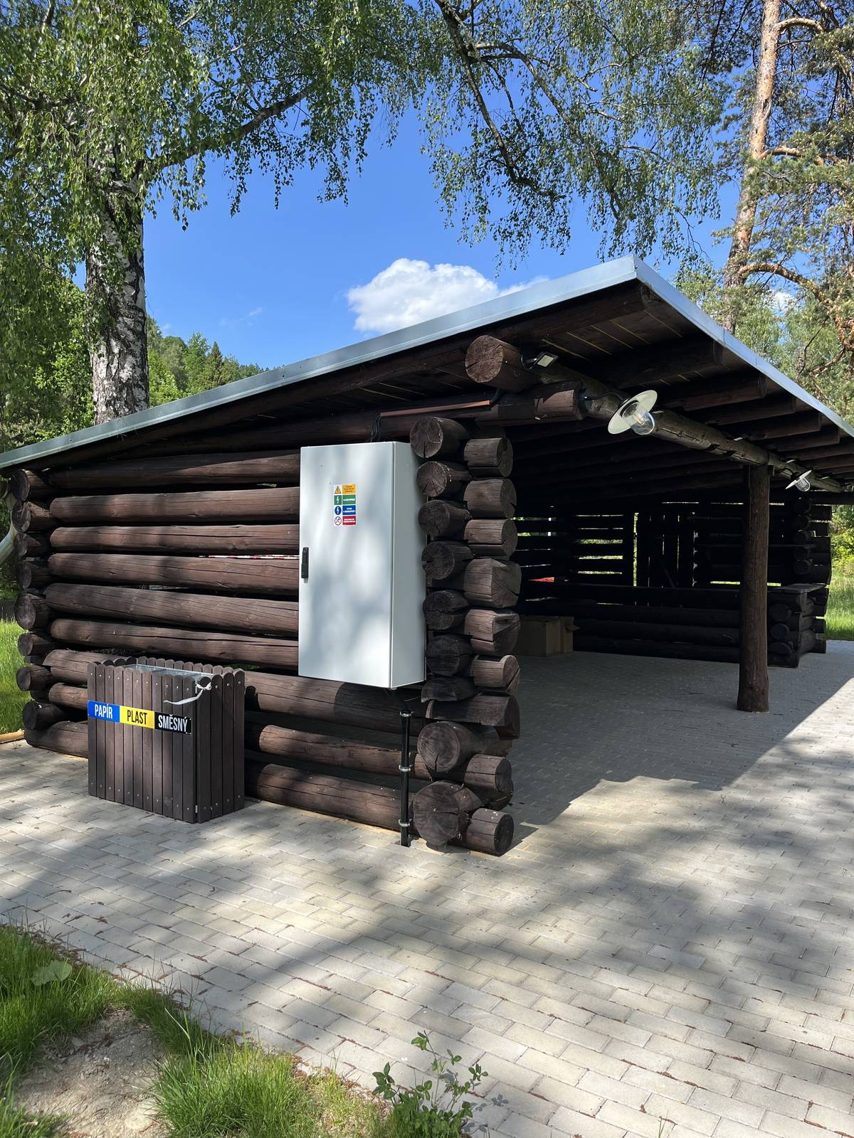 Ve Spálené byla dokončena instalace elektrické přípojky na hřišti.  U dřevěného přístřešku byl instalován rozvaděč vybaven zásuvkami na 220 a 380 V. Jak bylo slíbeno, došlo k instalaci vnitřního osvětlení a zásuvek v přístřešku. Další kulturní centrum v obci je tak plnohodnotně připraveno pro pořádání kulturních a společenských akcí. Obec tímto zakončila práce na opravě tohoto místa, kdy v roce 2025 byl opraven dřevěný přístřešek s výstavbou zpevněné plochy. V dohledné době chceme ještě vybudovat nové veřejné ohniště. Přípojku realizovala firma Drumel Energy. Osvětlení a zásuvky v přístřešku instaloval Pavel Závodný.