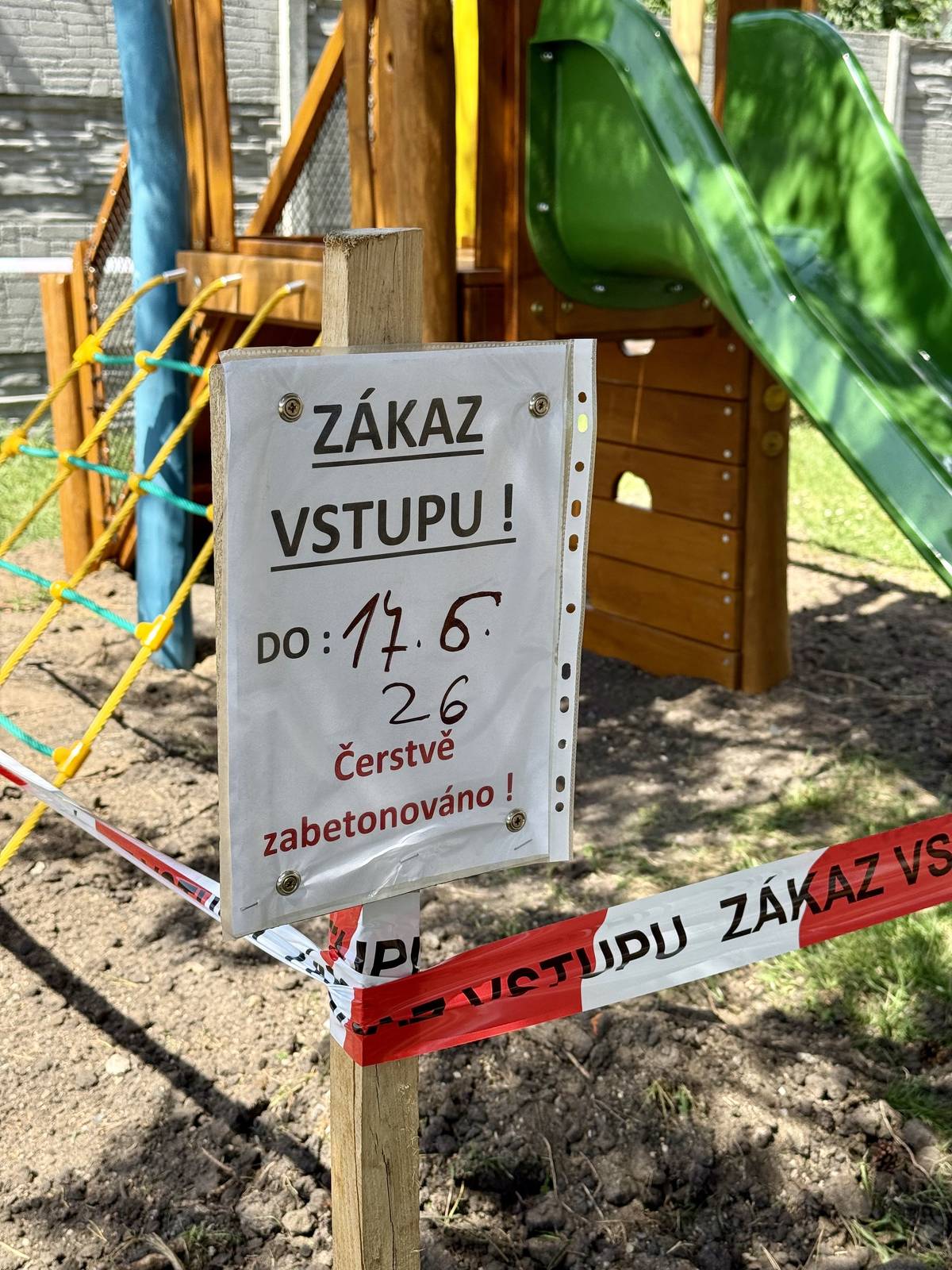 Vážení občané, rádi bychom vás informovali, že na našem dětském hřišti byly nově instalovány herní prvky, které rozšíří možnosti využití hřiště pro děti.  ⚠️ Z důvodu dokončení potřebných prací a zajištění bezpečnosti prosíme o respektování dočasného zákazu jejich používání do 17. 6., dle informací uvedených na ceduli přímo na místě. Děkujeme za pochopení, ohleduplnost a trpělivost. Věříme, že si děti nové prvky brzy naplno užijí. 🛝🤗