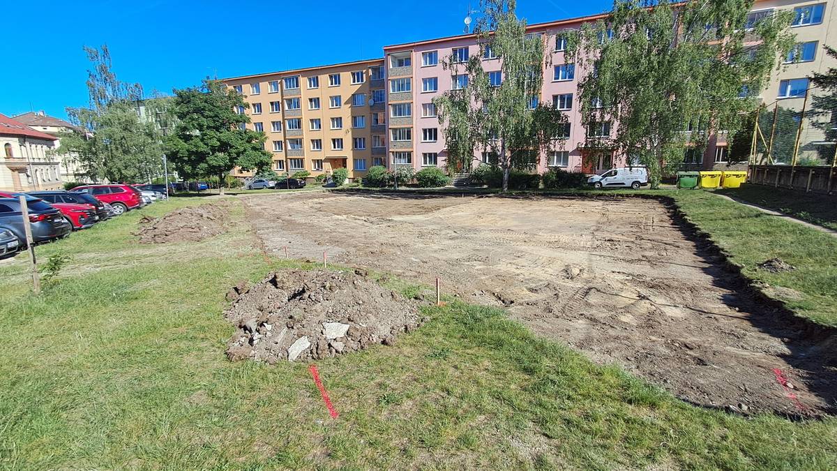 Ve vnitrobloku v ulici Šafaříkova v současné době probíhají přípravné práce pro renovaci dětského hřiště. Cílem projektu je vytvořit moderní a bezpečný prostor pro trávení volného času dětí.     Původní a už nevyhovující hřiště bude nahrazeno novými herními prvky a mobiliářem. Děti se mohou těšit například na nové houpačky, prolézačky a další atrakce, které nabídnou více možností pro aktivní hru a pohyb. Po dokončení renovace, tedy do prázdnin, vznikne příjemné místo pro setkávání rodin a trávení volného času přímo v centru vnitrobloku. Děkujeme obyvatelům za trpělivost během realizace prací. (kas)