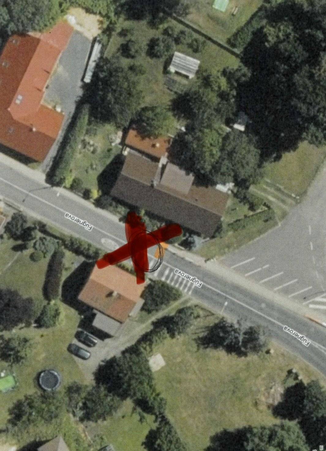 Z důvodu havárie vodovodní přípojky v ulici Fügnerova ve Frýdlantu (u č. p. 422), kde aktuálně dochází k vytékání vody na komunikaci, bude nutné provést její urgentní výměnu. Z tohoto důvodu dojde v sobotu 30. 5. 2026 přibližně od 7:00 hodin k uzavírce silnice I/13 v ulici Fügnerova. Předpokládaná doba trvání prací je po celý den. Vzhledem k tomu, že místem projíždějí autobusové linky, byly výkopové práce a výměna přípojky naplánovány na sobotu, kdy je intenzita dopravy nejnižší, aby byl dopad na veřejnou dopravu co nejmenší. Prosíme řidiče i obyvatele o trpělivost a respektování dopravního značení. Děkujeme za pochopení. 💧🚧