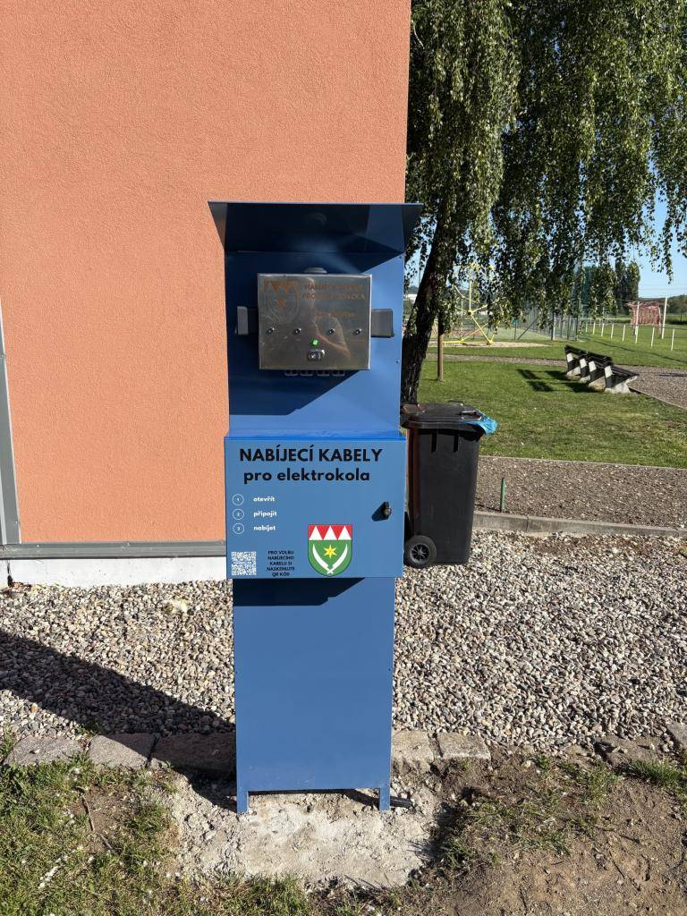 Obec Smržice rozšířila vybavení sportovního areálu o novou nabíječku pro elektrokola, která je nyní k dispozici všem cyklistům i návštěvníkům areálu.