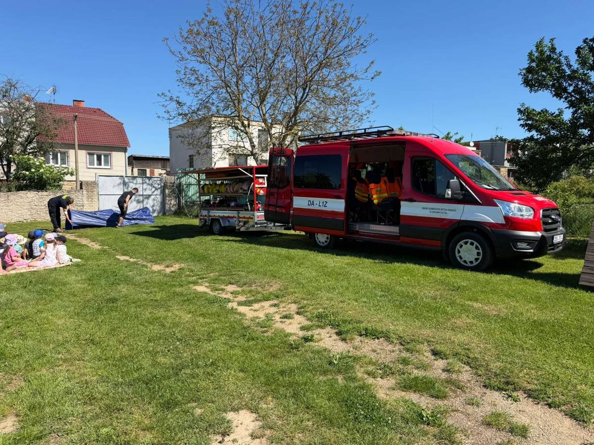 Když se řekne hasiči, dětem okamžitě zazáří oči! V úterý 26. května prožily děti z naší mateřské školy dopoledne plné dobrodružství. Nahlédly totiž do fascinujícího světa hasičů a jejich techniky.
