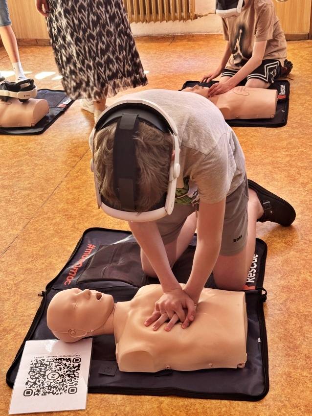 V základní škole na Wagnerově náměstí dnes proběhla praktická ukázka moderního systému WR – revolučního tréninku krizových situací ve virtuální realitě, během které si děti mohly na vlastní kůži vyzkoušet poskytování první pomoci v simulovaných podmínkách.
