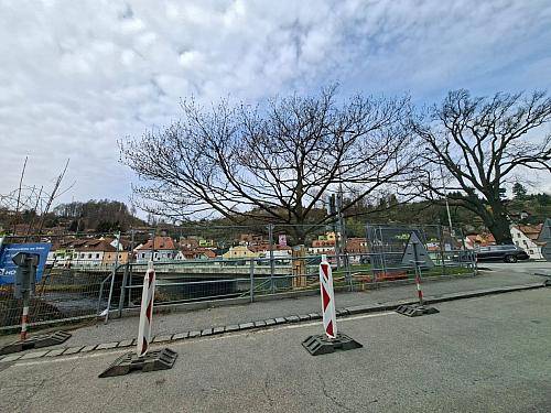V souvislosti s rekonstrukcí mostu na Plešivci, kterou realizuje Jihočeský kraj, přistoupila v pondělí 4. 5. odborná firma ke kácení dubu červeného, který se nachází při vjezdu do ulice Pod Svatým Duchem (po pravé straně).