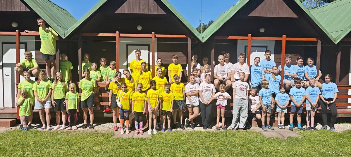Na poslední chvíli se nám z tábora odhlásilo několik dětí a proto nabízíme možnost přihlásit na letní tábor v Jívce i děti ze Srchu. Pokud tedy hledáte aktivní vyžití na prvních 14. dní prázdnin pro své ratolesti, máme pro vás tuto nabídku: Tábor zaměřený na rekreační sport a veškeré pohybové aktivity se uskuteční v obci Jívka (nedaleko Adršpašsko - teplických skal) od 27. června do 11. července 2026. Ubytování je zajištěno ve čtyřlůžkových chatkách v areálu penzionu. Hřiště, bazén a tělocvična v místě, rybník a lesy v okolí. Strava 5x denně, pitný režim. Cena činí 5000 Kč, kapacita tábora je 48 dětí. Přihlášky a další informace: https://www.ldtjivka.cz/ldt.php