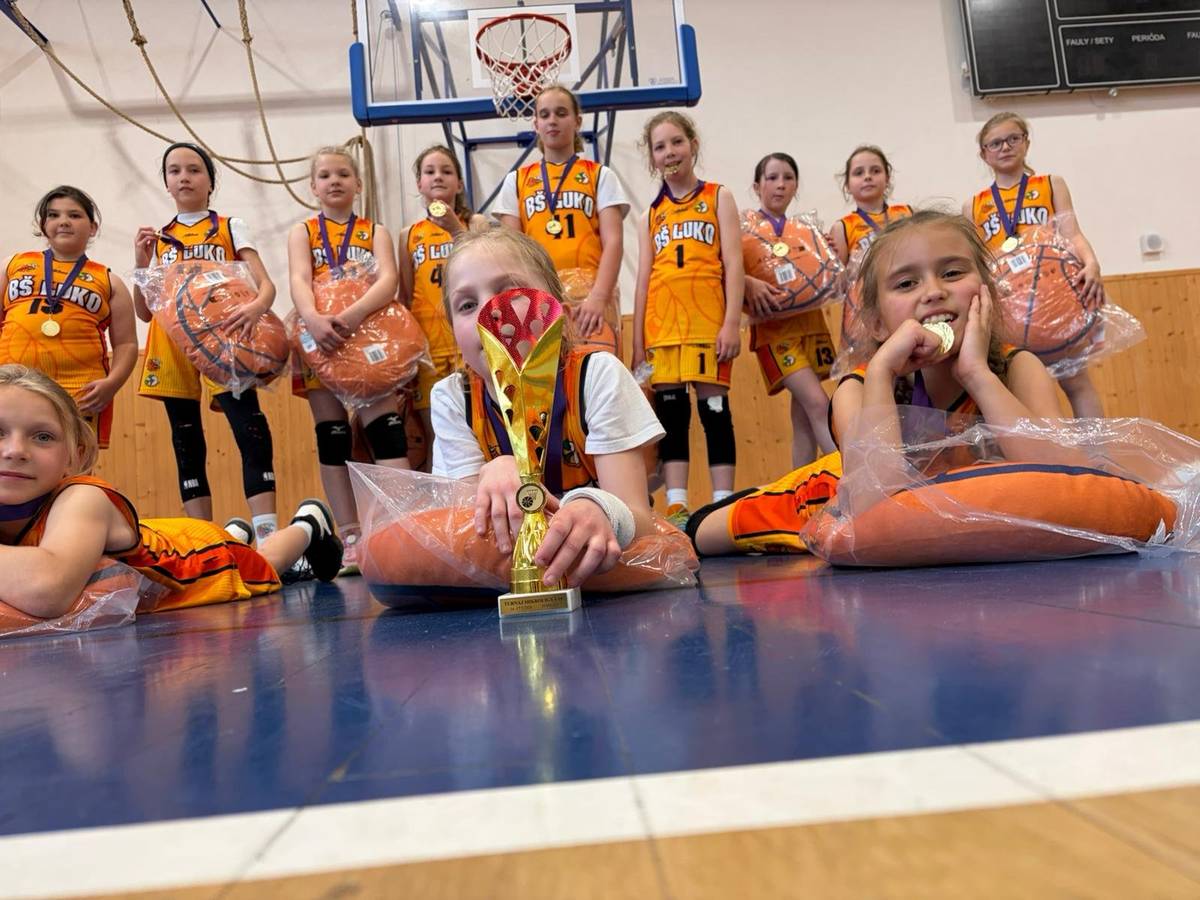 🏀🐝 Sen, ktorý sa mení na realitu – mojimi očami 🐝🏀   Keď sa dnes pozriem späť, stále si pamätám moment, keď sa mi v roku 2022 v hlave zrodil sen – mať vlastný klub. Klub plný šikovných detí, radosti, emócií a športových snov. Úprimne, vôbec som netušil, do čoho idem. Skúsenosti som mal iba ako tréner, no zrazu som vstúpil do úplne neznámych vôd. Prišli nové povinnosti, organizácia, zodpovednosť, množstvo problémov a situácií, ktoré človek dovtedy ani nevnímal. Ako všade v živote, aj tu sa našli ľudia, ktorí pomohli, podporili a podržali ma. Ale prišli aj polená pod nohy. A nebolo ich málo. Napriek tomu som cítil, že sa nesmiem vzdať. Už prvá sezóna ukázala, že poctivá práca s deťmi prináša výsledky. Dodnes sa učím byť lepším trénerom aj manažérom klubu. Ide to pomaly a nie je jednoduché robiť veľa vecí samému. Ale keď chcete mať vlastný klub, musíte makať naplno. Dnes však môžem povedať, že prichádzajú prvé veľké klubové úspechy a ovocie našej práce.   💛🖤🐝 VČIELKY – DIEVČATÁ, KTORÉ UKÁZALI SRDCE Prvým veľkým momentom tejto sezóny bol postup našich Včielok U10 na MSR z 1. miesta, keď dievčatá dokázali predbehnúť silné tímy: 🥇 BŠ LUKO Včielky 🥈 MBK Stará Turá 🥉 BKM Žilina 4️⃣ Spartak Myjava 5️⃣ Slávia ŠKP Banská Bystrica – mládež Dievčatá tým ukázali, že patria medzi slovenskú špičku vo svojej kategórii.   A potom prišiel ďalší nádherný moment. 🏀🐝 BŠ LUKO Včielky ovládli turnaj Malé hviezdy pod Tatrami! Takzvané neoficiálne Majstrovstvá Slovenska v Basketbale U10🥇 Na turnaji v Poprade sa predstavili kvalitné družstvá: • BKM Petržalka • BKM Žilina • Piešťanské Čajočky • Young Angels Košice • BAM Poprad • BŠ LUKO Včielky   Naše dievčatá odohrali fantastický turnaj plný bojovnosti, energie. Zo všetkých zápasov prehrali iba jediný duel proti BKM Petržalka, no ostatné stretnutia zvládli víťazne a zaslúžene si odniesli zlaté medaily. 🏆 🏀 Výsledky BŠ LUKO Včielky: ✅ BŠ LUKO Včielky – BKM Žilina 22:20 ✅ BŠ LUKO Včielky – Piešťanské Čajočky 42:18 ✅ BŠ LUKO Včielky – Young Angels Košice 43:25 ❌ BŠ LUKO Včielky – BKM Petržalka 37:41 ✅ BŠ LUKO Včielky – BAM Poprad 48:29 🏆 Konečné poradie turnaja: 🥇 BŠ LUKO Včielky 🥈 BKM Žilina 🥉 BAM Poprad 4️⃣ BKM Petržalka 5️⃣ Young Angels Košice 6️⃣ Piešťanské Čajočky   Veľmi ma teší aj úspech našich Včielok U11, ktoré postúpili zo skupiny Západ z 1. miesta na oficiálne majstrovstvá Slovenska, ktoré sa budú konať 5.-7. júna 2026💪 Pre mňa osobne tieto deti potvrdili jednu vec, s ktorou som do celého projektu išiel – že deti z dedín sú často hladnejšie po úspechu, pracovitejšie a v mnohom šikovnejšie ako deti z veľkých miest. Bohužiaľ, podpora športu je na dedinách stále veľmi slabá. Podmienky pre basketbal sú často minimálne a väčšina detí prirodzene smeruje k futbalu. O to viac som hrdý na to, čo sa nám spoločne podarilo vybudovať. Naše Včielky sú dôkazom, že keď sa chce, dá sa všetko. 🐝🏀   🐝 Na turnaji reprezentovali BŠ LUKO Včielky: Ida Luptáková, Ela Kotvanová, Kristína Naňáková, Janka Ondríková, Terézia Borčinová, Bianka Ľuptáková, Kristína Karabínová, Emma Brišková, Klára Juráková, Tereza Kopúnová, Júlia Polóniová, Tamara Krišková, Karolína Mináriková a Nela Miklovičová.   🏀 PÁR SLOV K TURNAJU A ORGANIZÁCII Veľmi si vážime, že BAM Poprad zobral pod patronát túto krásnu udalosť. Pokojne by som tento turnaj nazval neoficiálnymi majstrovstvami Slovenska. Celý turnaj bol veľmi pekne zorganizovaný a servis od začiatku až do konca bol na výbornej úrovni. Z 10 bodov dávame organizátorom jasných 10. Je trochu smutné, že samotná Slovenská basketbalová asociácia nepodporuje viac tieto najmenšie hráčky a hráčov – deti, ktoré robia prvé kroky